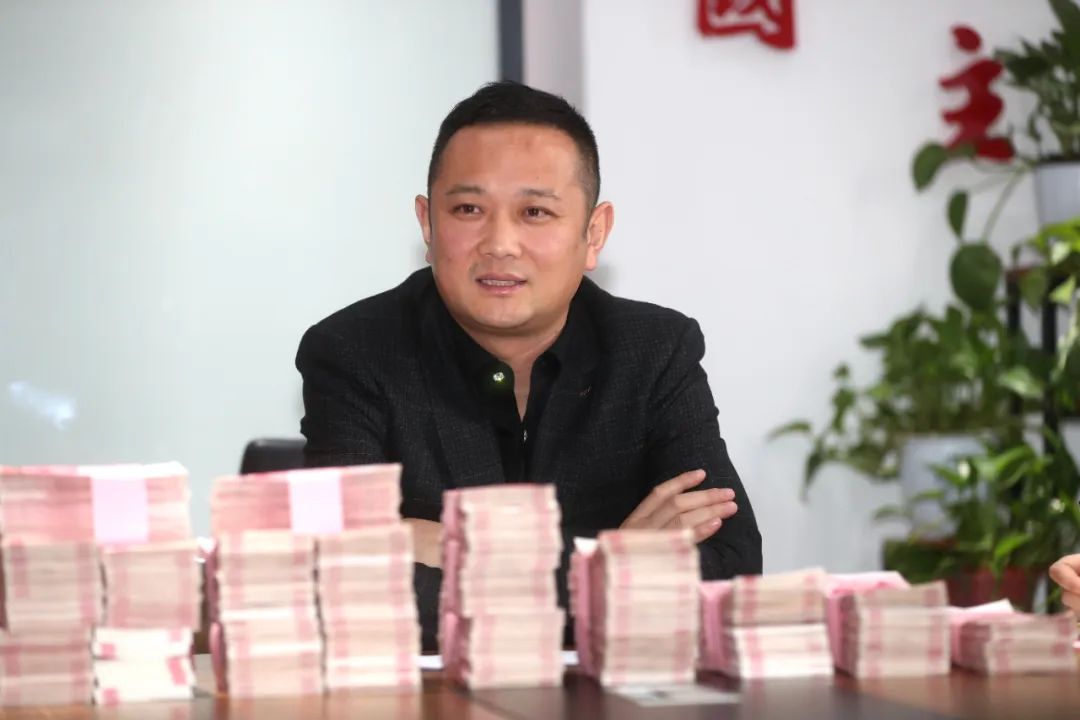 泼天富贵！新零售联盟发放年终分红，成捆现金直接拎走！
