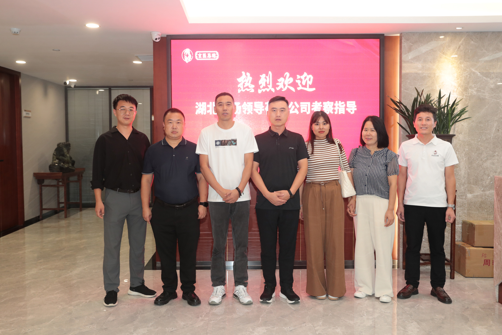 公司合影(压缩）.jpg